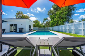 Stylish 4 Bedroom Home with Pool, 12 Minutes to the beach